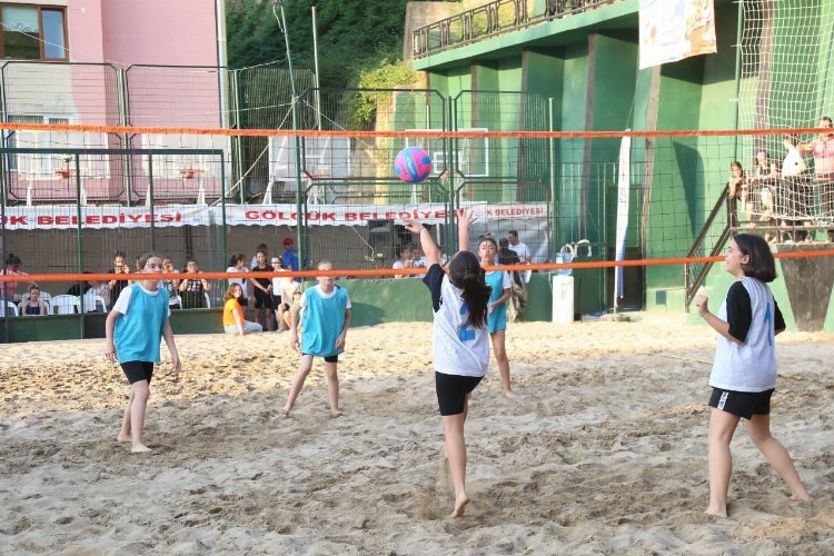 Gölcük'te plaj voleybolu başlıyor