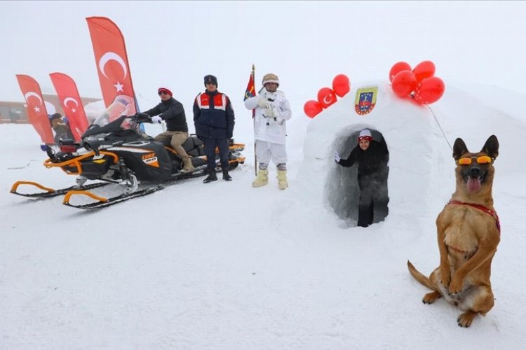 Hakkari'de iglolar kar festivalini renklendirdi