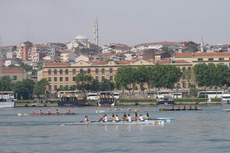 Haliç’te kürekler başarı için çekiliyor