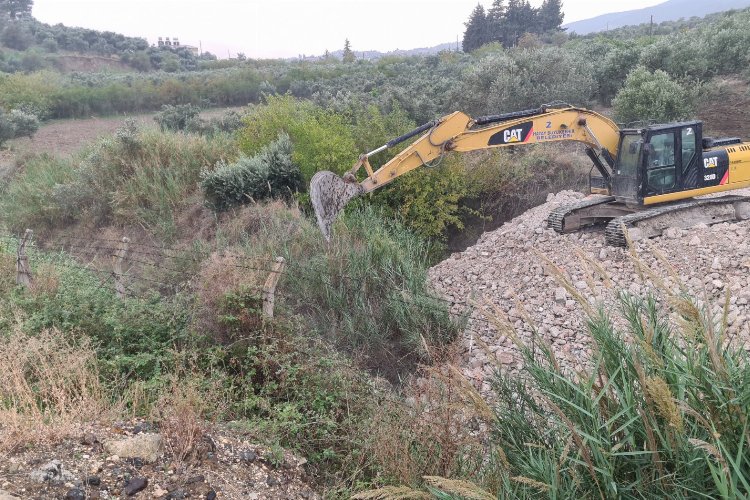 Hatay'da olası taşkınlara karşı temizlik sürüyor