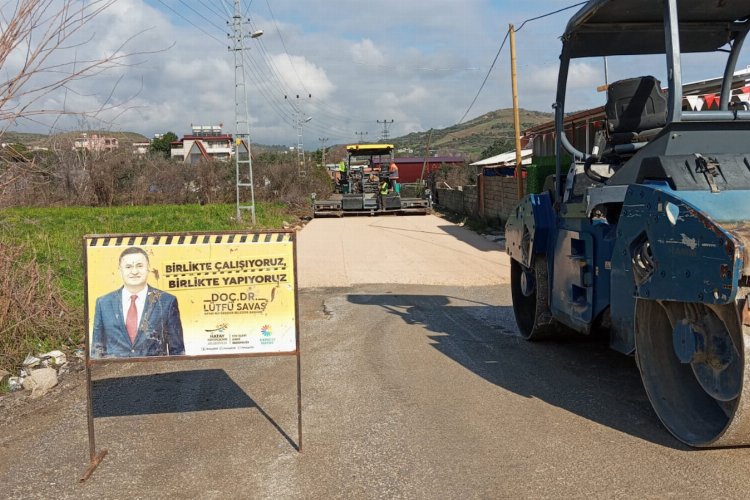 Hatay'da olumsuz havaya rağmen asfaltlamaya devam