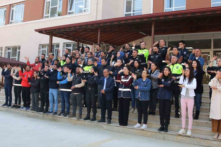 Hatay'da Türk Polisi'nden işaret dili ile İstiklal Marşı