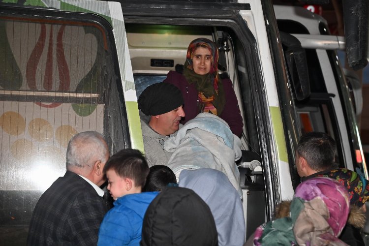 İlk depremzedeler Manisa'ya ulaştı