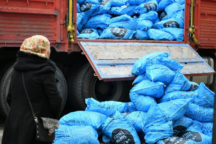 İstanbul Beylikdüzü'nden 90 haneye 90 ton yakacak yardımı