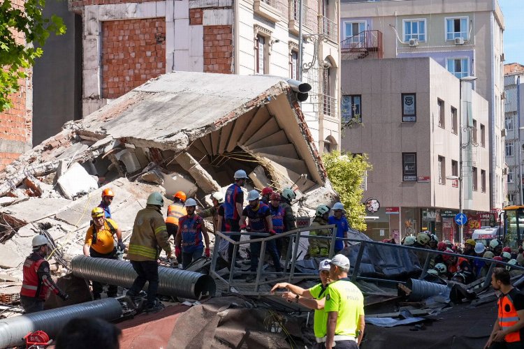 İstanbul'da üç katlı bina çöktü! Yaralılar çıkartıldı: 1 ölü