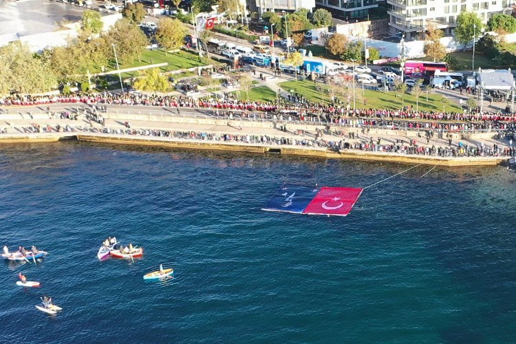 İstanbul Kadıköy'de karada, denizde, havada Ata'ya saygı zinciri