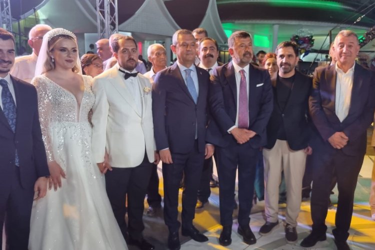 İzmir'de Özgür Özel ile birlikte nikah şahidi oldu