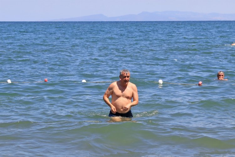 İzmir Güzelbahçe'de Başkan İnce mavi bayrağı tescilledi... Denize giren ilk başkan oldu