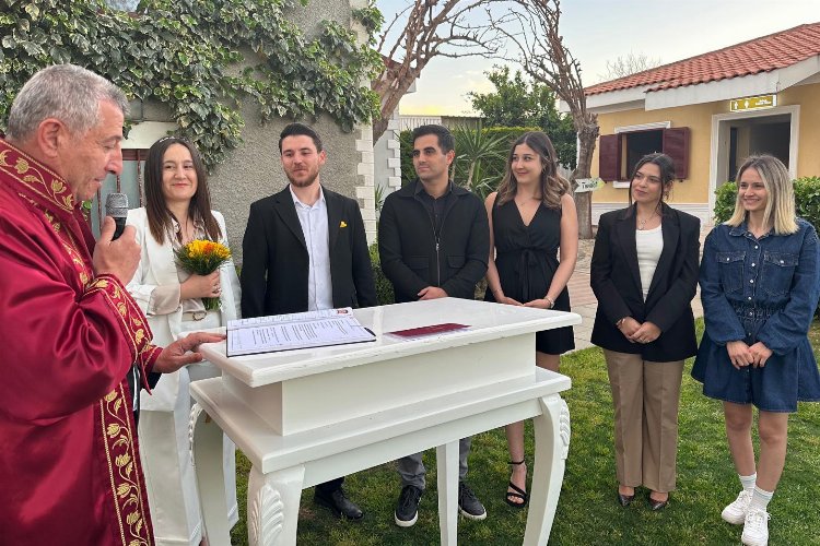 İzmir Güzelbahçe'de çiçeği burnunda Başkan'dan ilk nikah