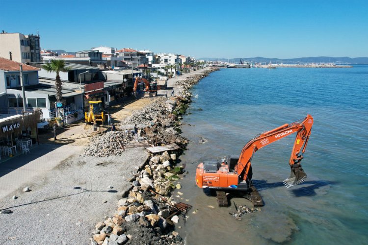 İzmir Güzelbahçe’de sahil projesine ilk kepçe