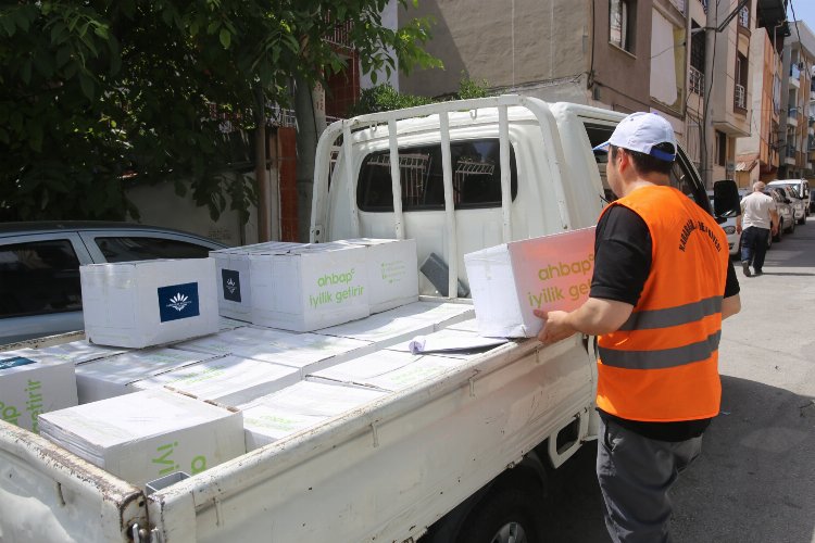 İzmir Karabağlar Belediyesi'nden aralıksız dayanışma