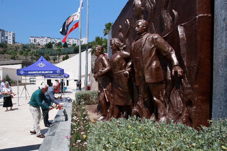 İzmir Karabağlar'da aydınlar özlemle anıldı