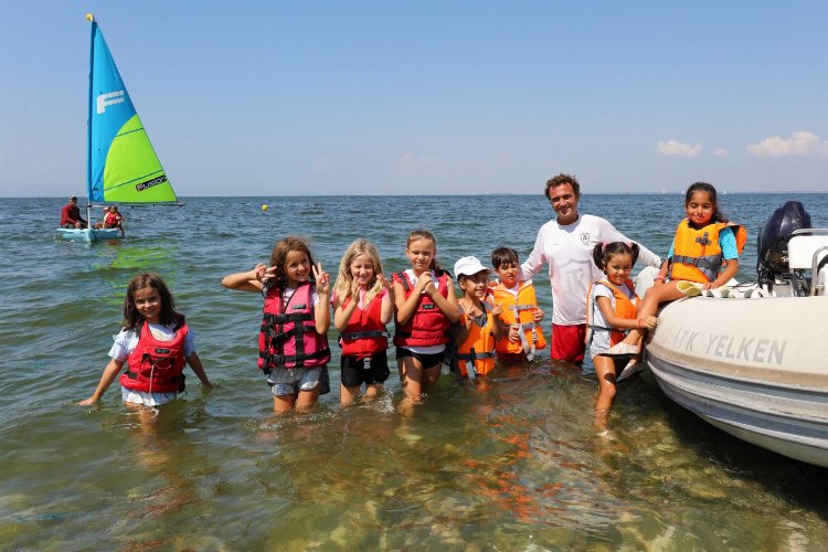 İzmir Narlıdere'nin kızları yelkenle tanıştı