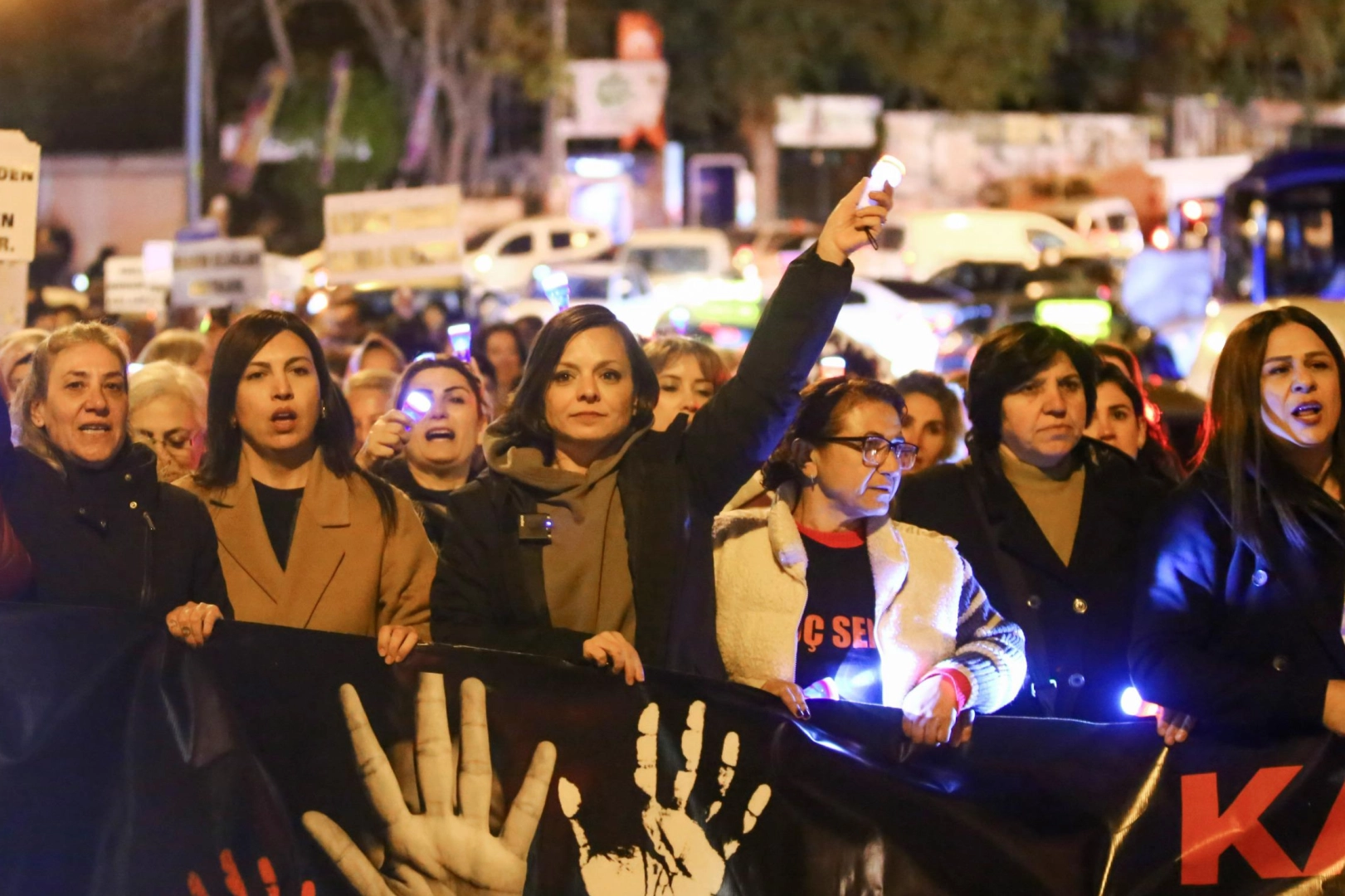 İzmirli kadınlar şiddete karşı 'tek yürek'