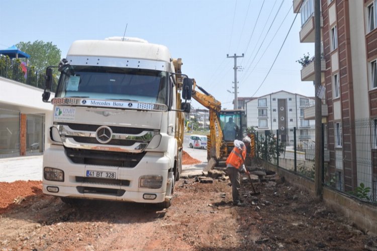 İzmit Belediyesi'nden Tepeköy’de asfalt mesaisi