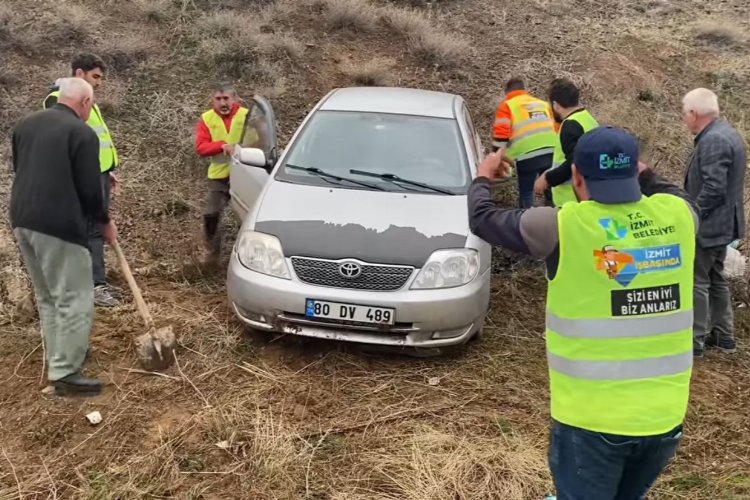 İzmit ekibi Adıyaman'da yoldan çıkan aracı kurtardı