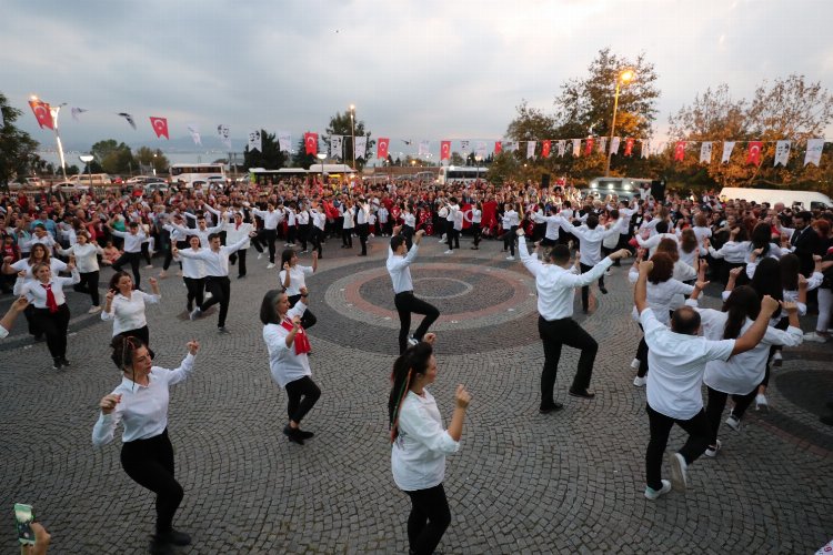 İzmit’te coşkuya 100 zeybek gösterisi