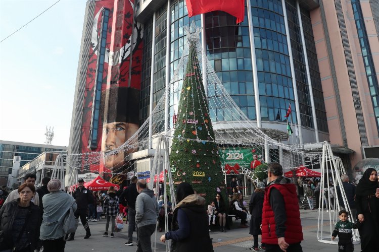 İzmit'te yeni yıl coşkusu meydana taştı