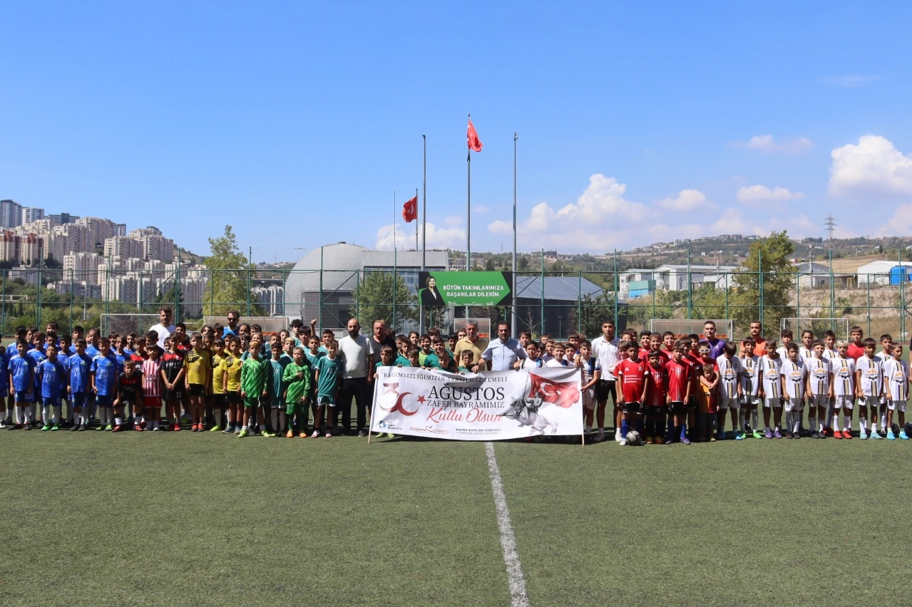 İzmit'te Zafer Bayramı Futbol Turnuvasında minikler sahne aldı