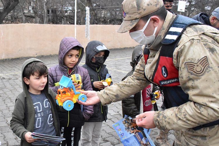 Jandarma 'tebessüm' ettiriyor