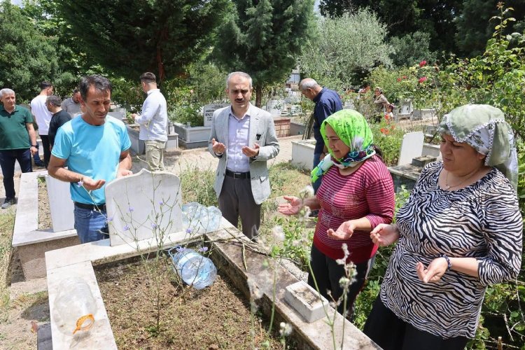 Kabir ziyareti yapan Çayırovalılara çiçek dağıtıldı