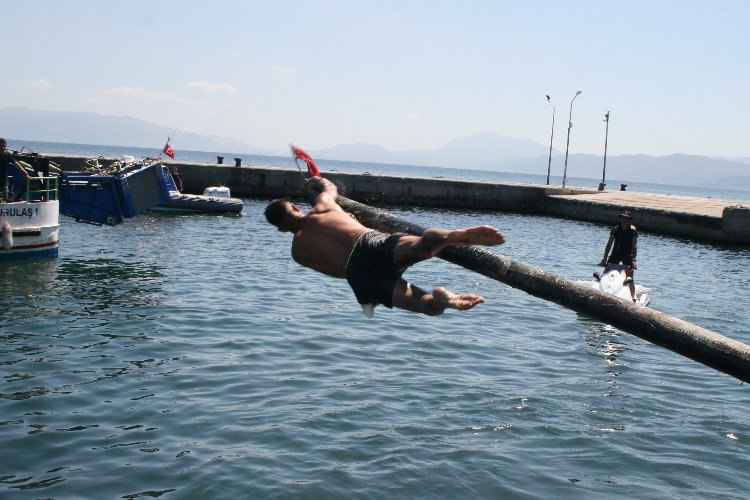 Kabotajın coşkusu... Mudanya'da yağlı direkte bayrak için yarıştılar