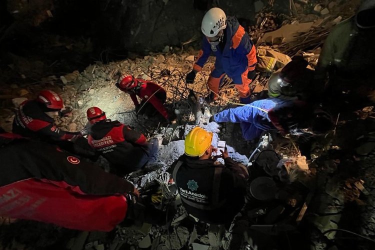 Kahramanmaraş'ta aynı aileden üç kişi sağ çıkartıldı... Mucizenin adı Taşan ailesi