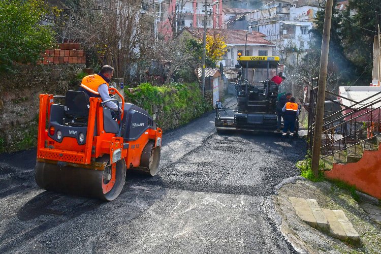 Karabağlar'da 20 bin tondan fazla asfalt serildi