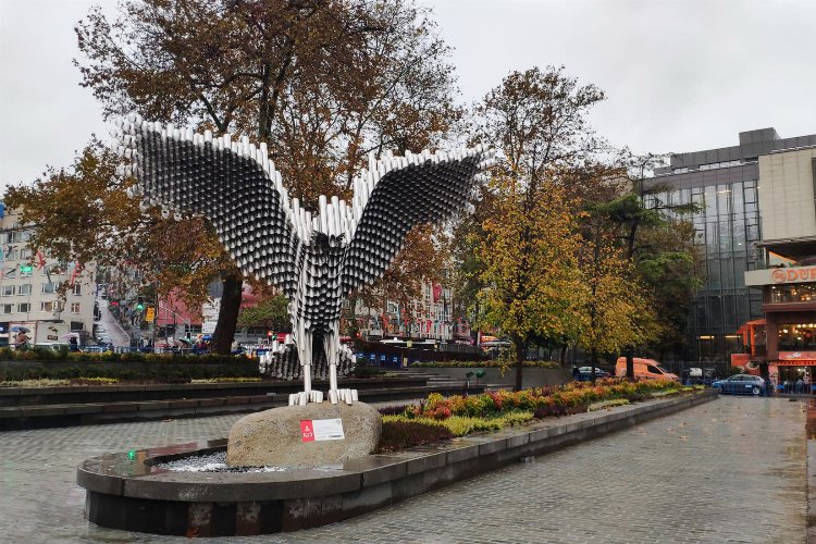 Kartal heykeli meydana yakıştı