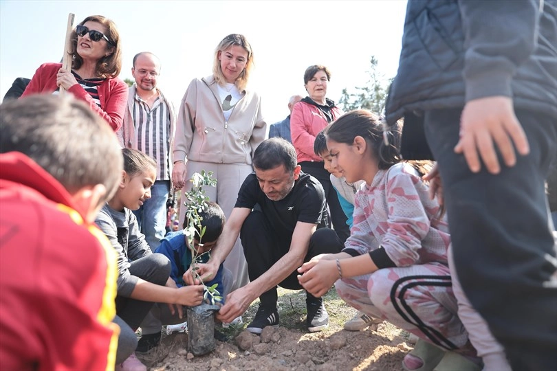 Katledilen 445 kadın anısına Denizli'de fidanlar toprakla buluştu