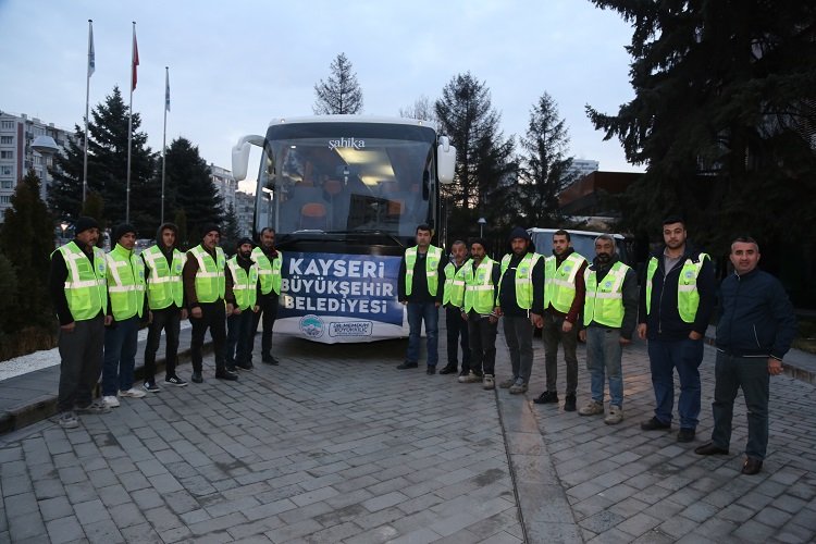 Kayseri Büyükşehir'den Elbistan'daki konteynere parke