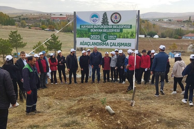 Kayseri Büyükşehir liselilerle bin fidan dikti