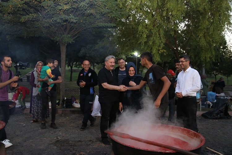 Kayseri Melikgazi binlerce aileyi salçada buluşturdu