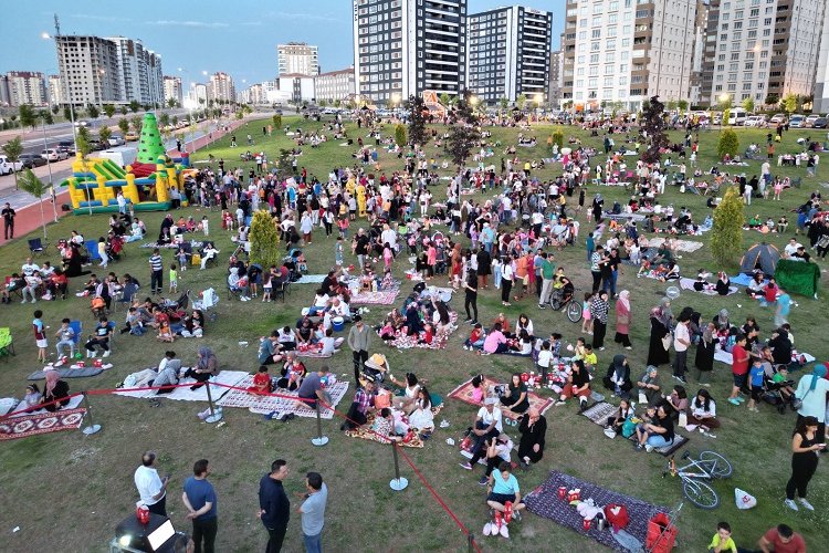 Kayseri Melikgazi'de açık hava sinema keyfi sürüyor