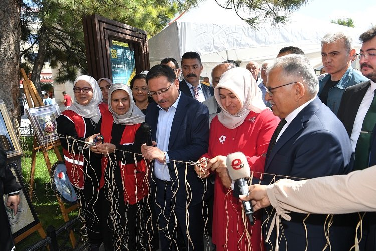 Kayseri protokolü Kızılay kermesinde