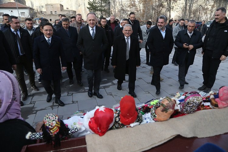 Kayseri protokolü Yazgı'yla Tahta Kilise'yi inceledi