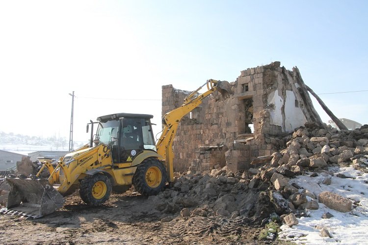 Kayseri Talas'ta metruk binalara geçit yok