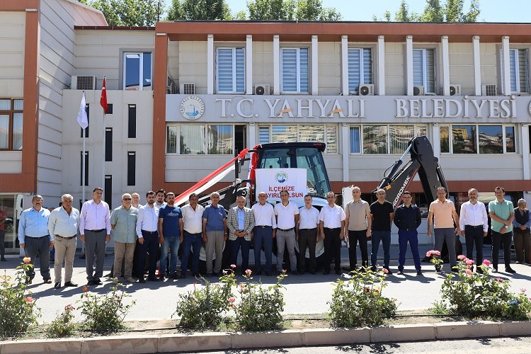 Kayseri Yahyalı'ya yeni kazıcı yükleyici