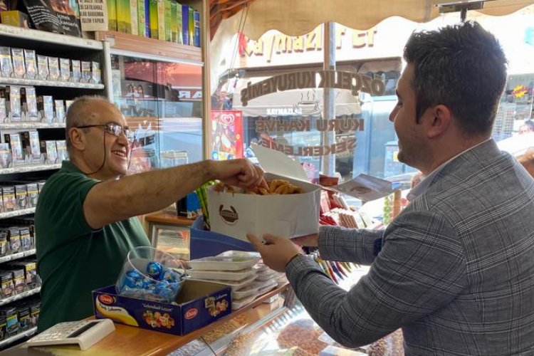 Keşan'da yerel yönetim ve siyasi partilerden kandil simidi ikramı