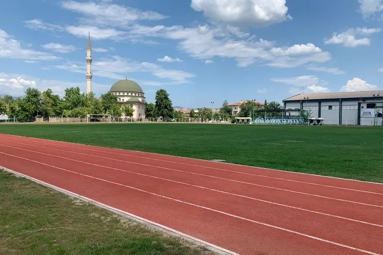 Kestel'de amatör futbolculara çim saha desteği