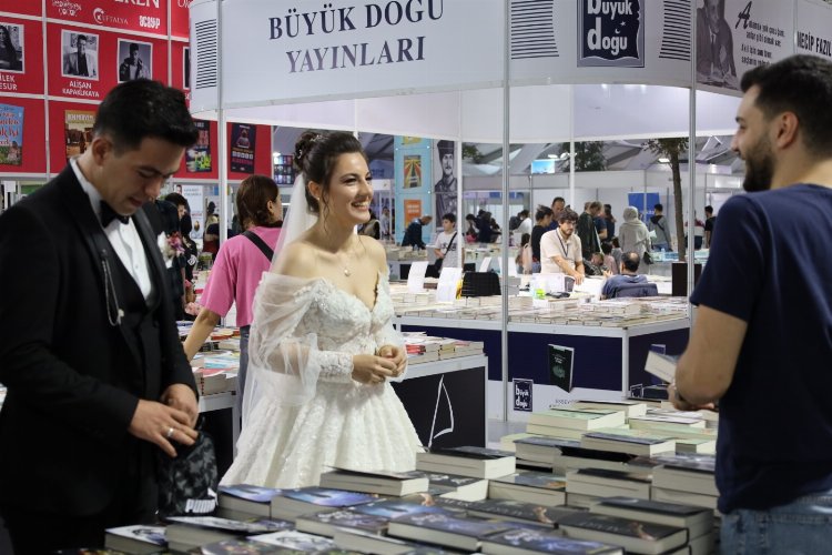 Kitap Fuarı’nda gelin damat sürprizi