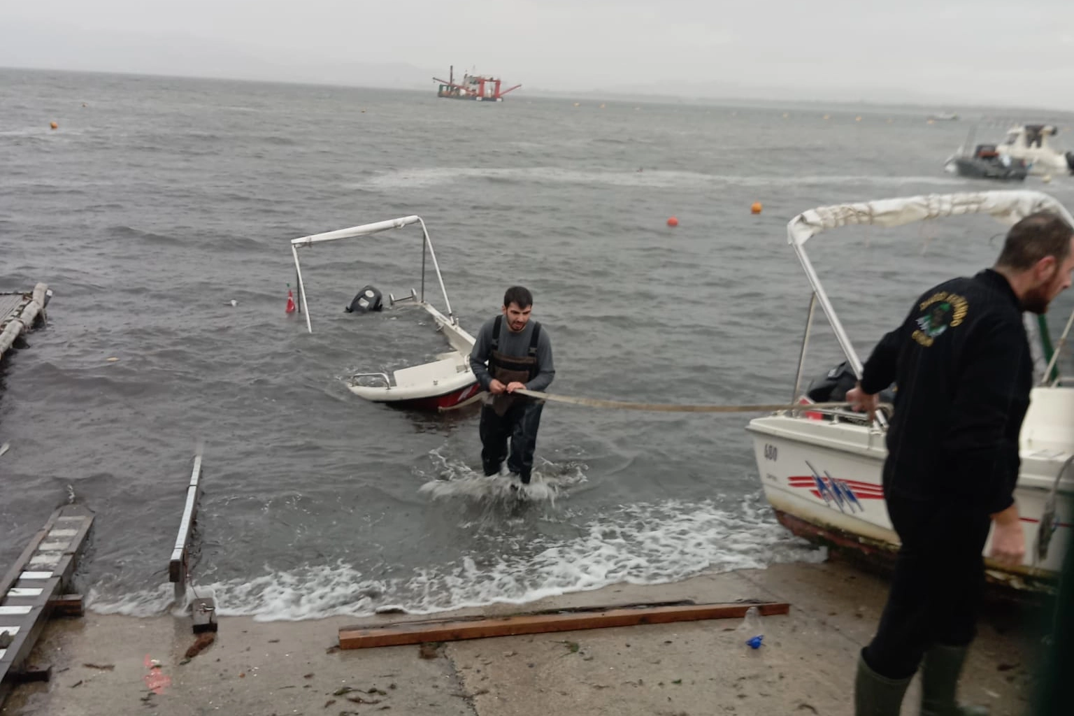 Kocaeli'de batan tekneler kıyıya çıkarıldı!