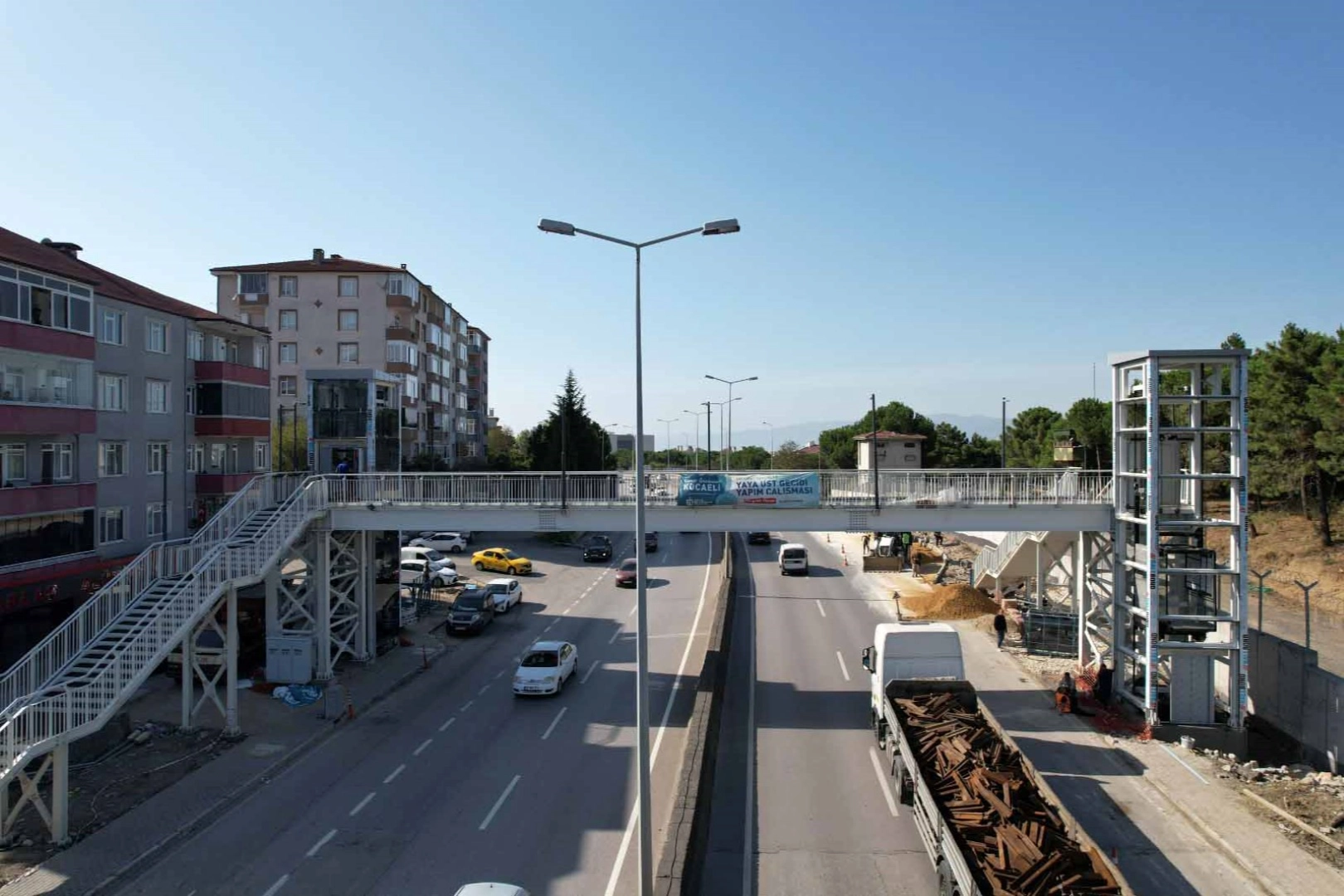 Kocaeli'de Sezai Karakoç üstgeçidinin asansör kuleleri tamam