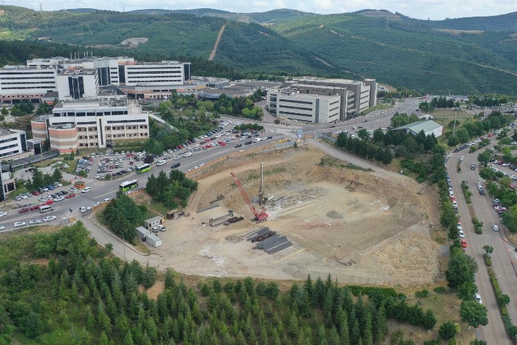 Kocaeli'de Umuttepe Cami ve otoparkında temel hazırlığı