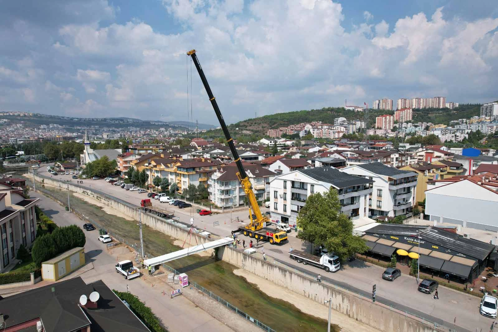 Kocaeli'de Yahya Kaptan’a yapılan yaya köprüsü hız kazandı