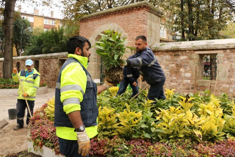 Kocaeli'de yenilenen ve yeşillenen Yeni Cuma avlusu