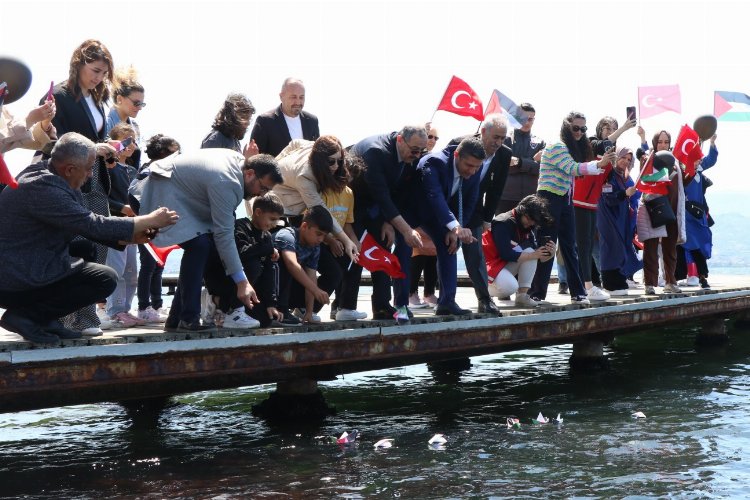 Kocaeli'den 'büyük aile' mesajı... Denize kağıttan gemiler bırakıldı