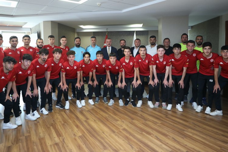 Kocaeli'nde Başkan Büyükakın, Kullarspor U-18 takımını konuk etti