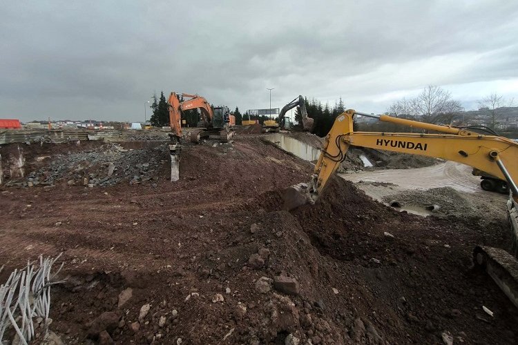 Kocaeli'nde TEM Otoyolu üzerindeki menfez yıkılıyor