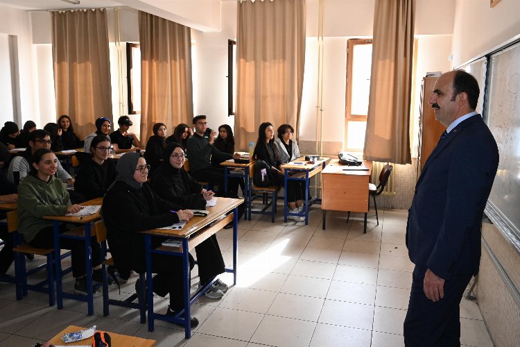 Konya'da Başkan Altay lise öğrencileriyle buluştu